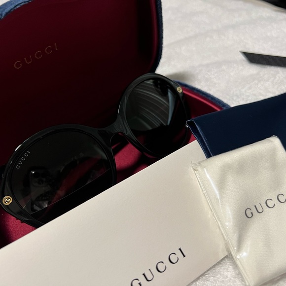 NEW GUCCI SUNGLASSES - Picture 9 of 11